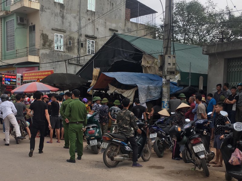 Dang ngoi ban dau, mot phu nu bi nguoi dan ong sat hai