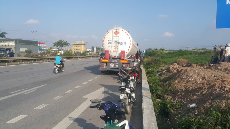 Hai Duong: Xe bon tong xe may tren QL5, hai nguoi chet tham-Hinh-2