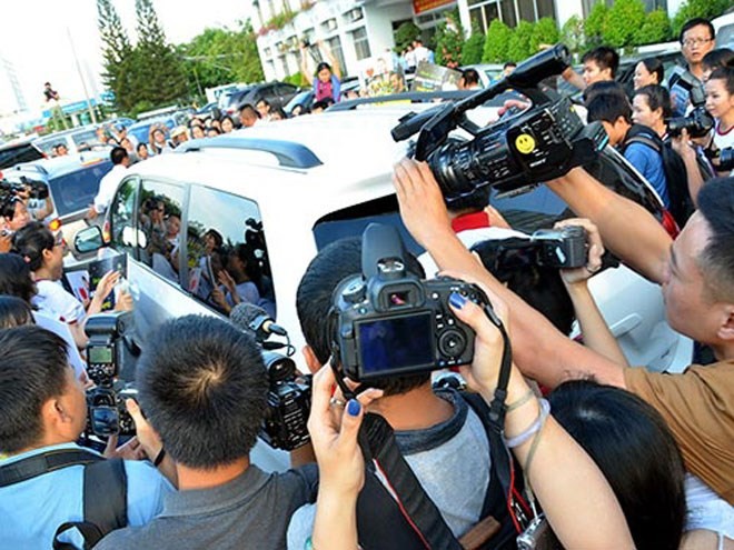 Phong vien truc tet: Mung 1 xach may ra duong, dan mat “nguoi tinh mat vuong”