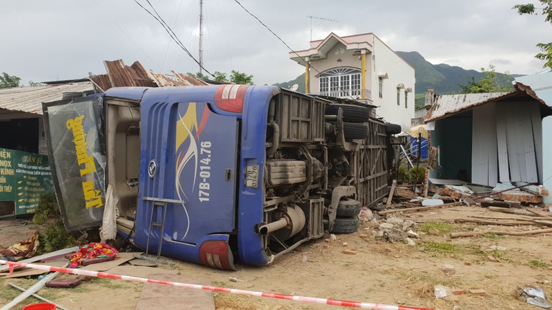 Pho Thu tuong yeu cau dieu tra nguyen nhan vu xe khach bi lat o Khanh Hoa