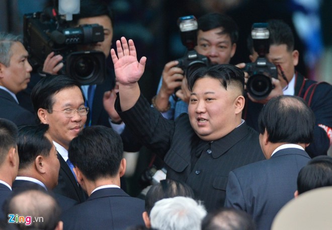 Anh: Ong Kim Jong-un vay tay chao nguoi dan tai ga Dong Dang truoc khi ve nuoc-Hinh-11