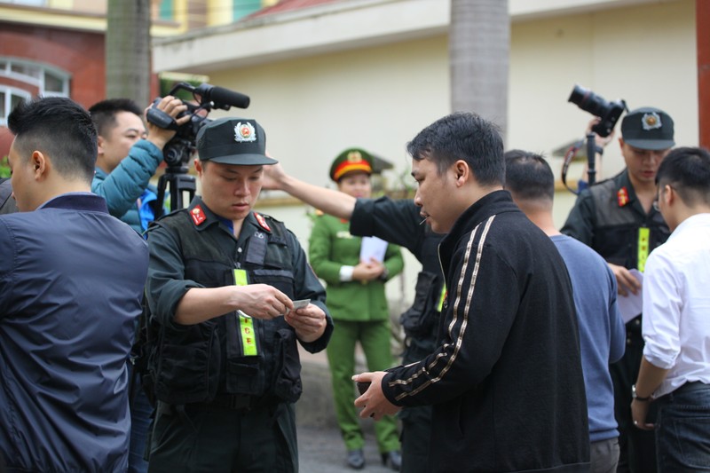 Phuc tham vu danh bac nghin ty: Cac “ong trum” vang mat-Hinh-3