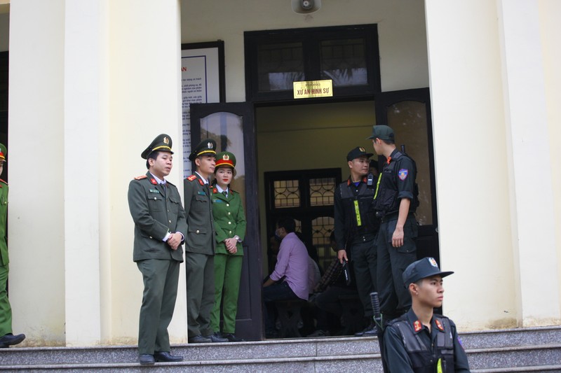 Phuc tham vu danh bac nghin ty: Cac “ong trum” vang mat-Hinh-5