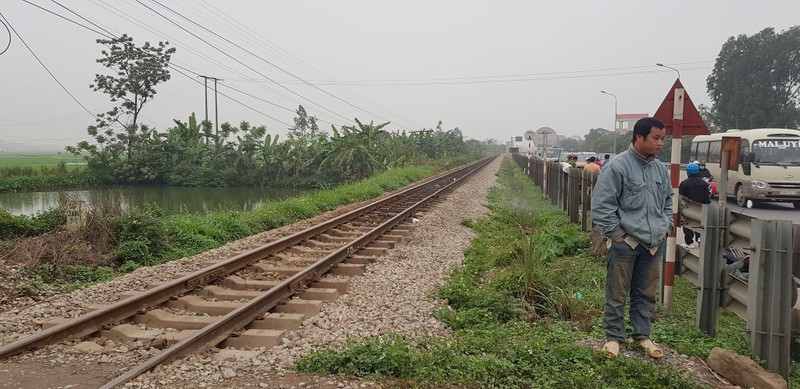 Bang qua duong sat, hai vo chong 80 tuoi bi tau hoa tong