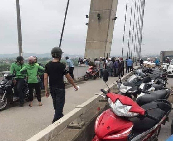 Co gai xinh dep de lai thu tuyet menh roi nhay cau Binh tu tu