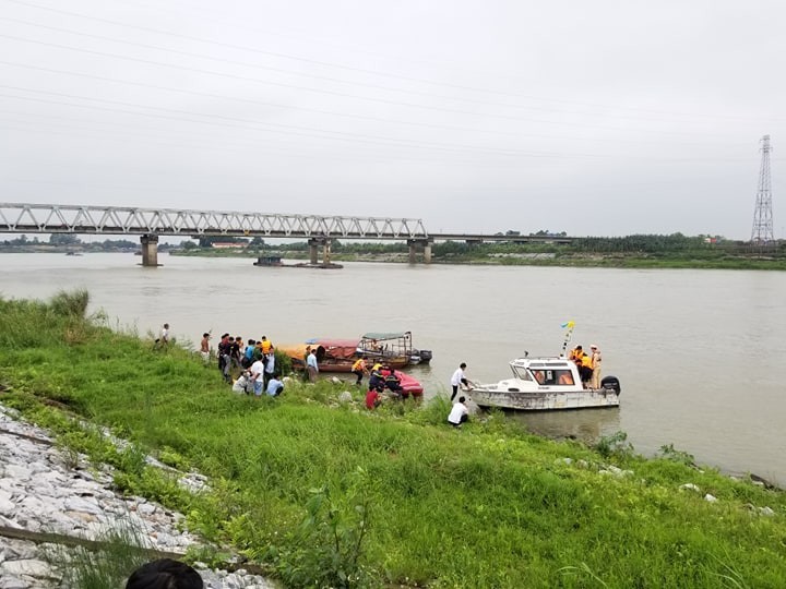 Nu sinh nhay cau tu tu: Chua quan he, doi tuong co pham toi hiep dam?