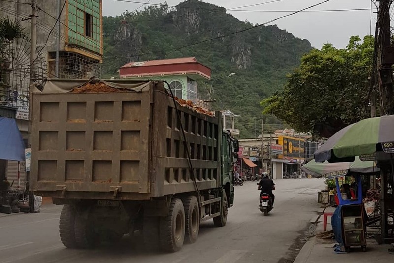 Xe qua tai, hoan cai van tung hoanh tren quoc lo 17B: Duong bui mu, dan kinh khiep-Hinh-2