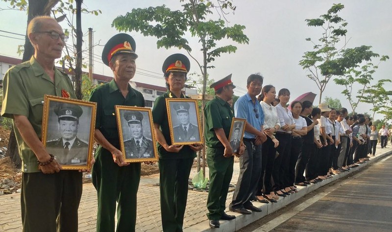 Nguyen Chu tich nuoc, Dai tuong Le Duc Anh da yen nghi noi long dat me-Hinh-16