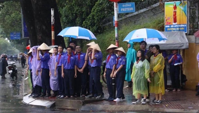 Nguyen Chu tich nuoc, Dai tuong Le Duc Anh da yen nghi noi long dat me-Hinh-18