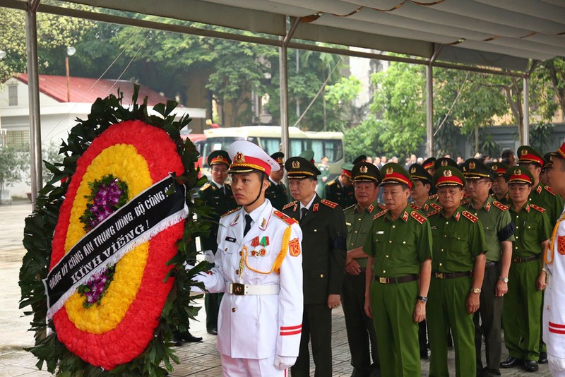 Nguyen Chu tich nuoc, Dai tuong Le Duc Anh da yen nghi noi long dat me-Hinh-64