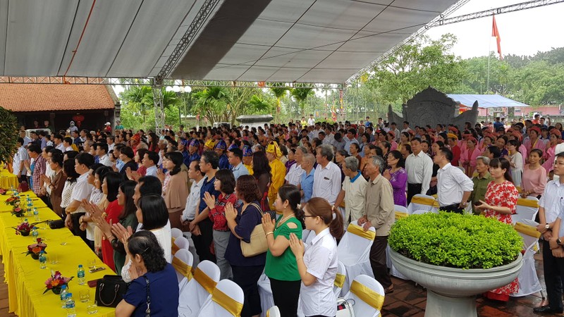 Hang nghin nguoi du le hoi den Bia, tuong nho vi “Thanh thuoc Nam” Tue Tinh-Hinh-8