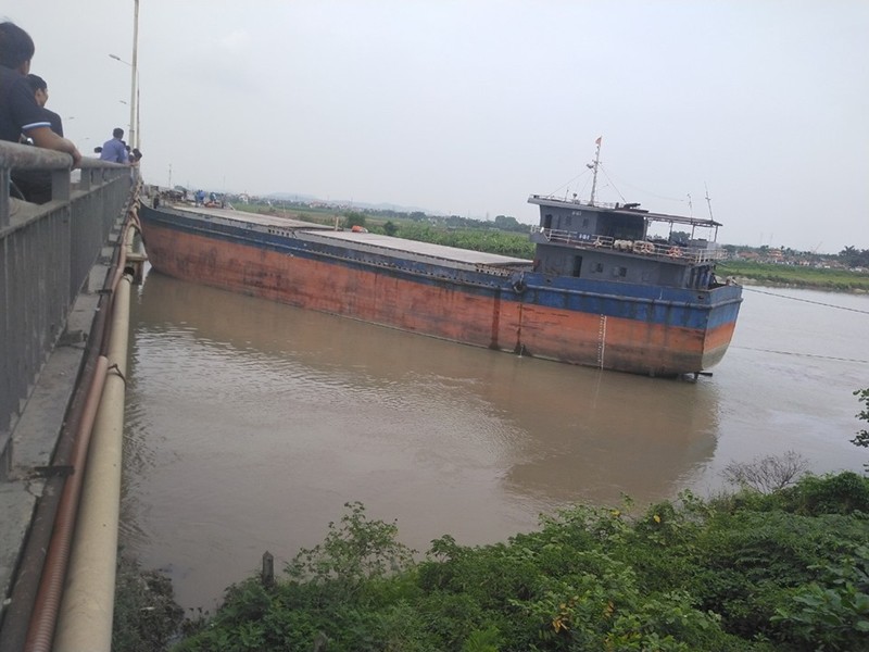 Tau thuy cong ty Dong Bac Ha Long dam va lam hu hong cau An Thai