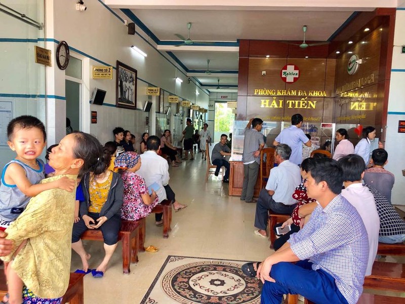 60 du khach cap cuu nghi ngo doc thuc pham o bien Hai Tien