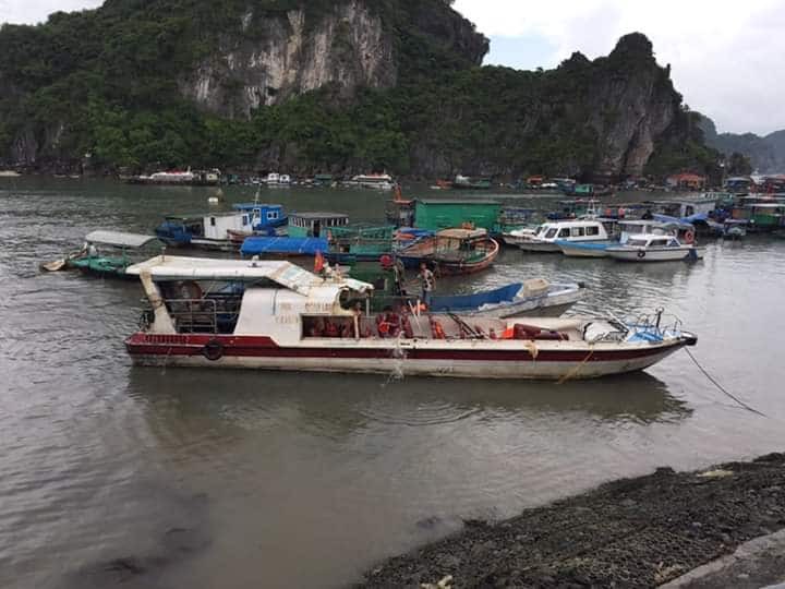 Tau cao toc cho 46 khach va cham voi tau khai thac hai san o Quang Ninh