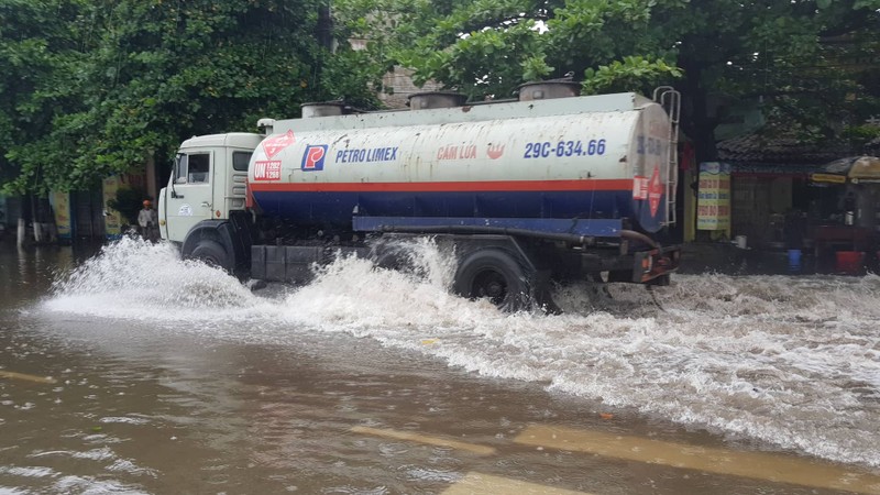 Anh huong bao so 3: Hai Duong ngap lut, Hai Phong bat goc cay xanh