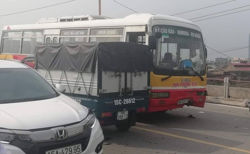 Hai Phong: Xe bus lan lan, tong xe may, nam sinh nguy kich-Hinh-2