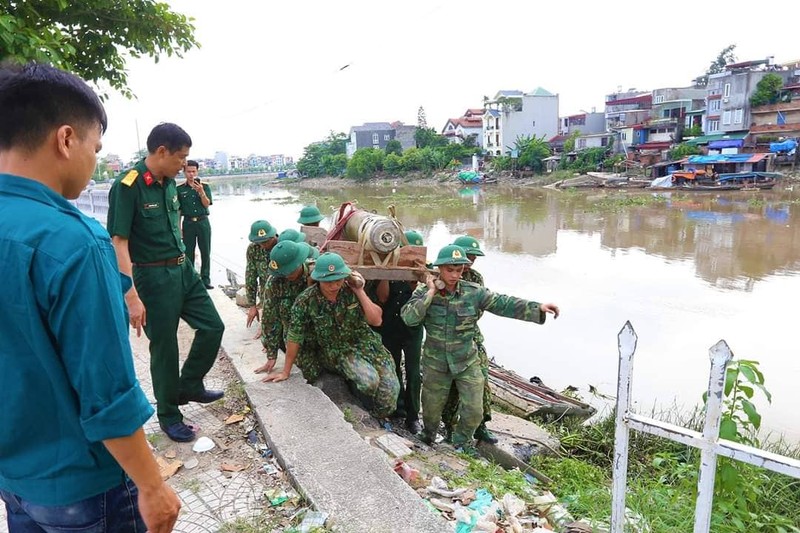 Nin tho xem linh cong binh xu ly qua bom 