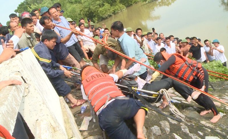 Thanh Hoa: Taxi mat lai lao xuong song, nguoi tu vong, nguoi mat tich-Hinh-2