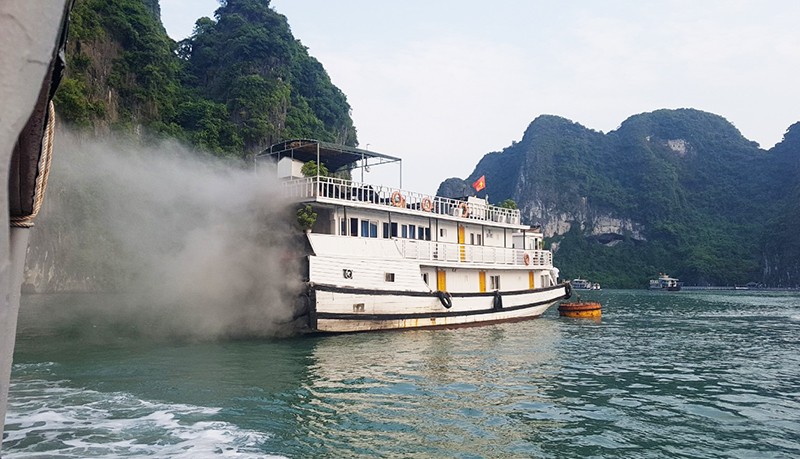 Ha Long: Tau du lich Yen Ngoc bat ngo boc chay ngun ngut