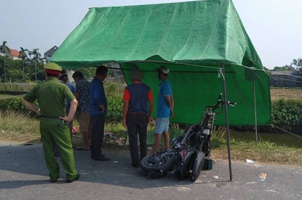 Xe cho com mat lai dam hang loat nguoi di duong, 2 hoc sinh tu vong-Hinh-8