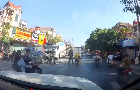 Doi nam nu nga ra duong khi va cham can bo cong an