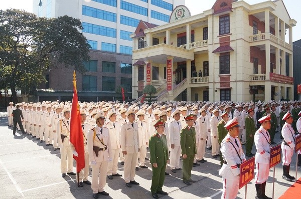 Hang tram can bo cong an chinh quy ve xa o Hai Duong: Van con kho khan