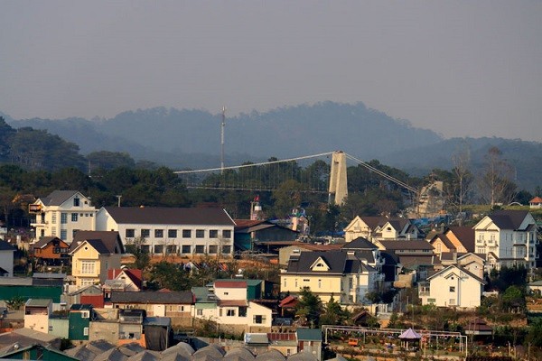 Cau kinh dai hon 220m khong phep o Thung lung Tinh yeu: Sao gio moi phat?