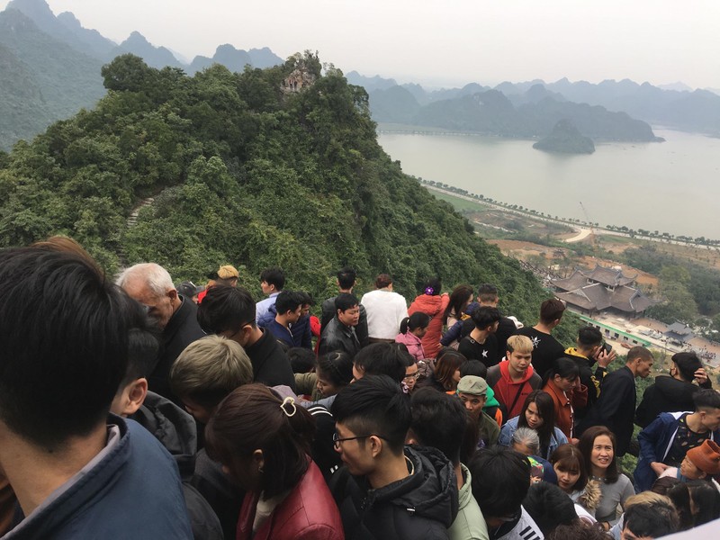 200 nghin/ve du thuyen chua Tam Chuc, nghin nguoi che dat van chen chuc len thuyen-Hinh-6