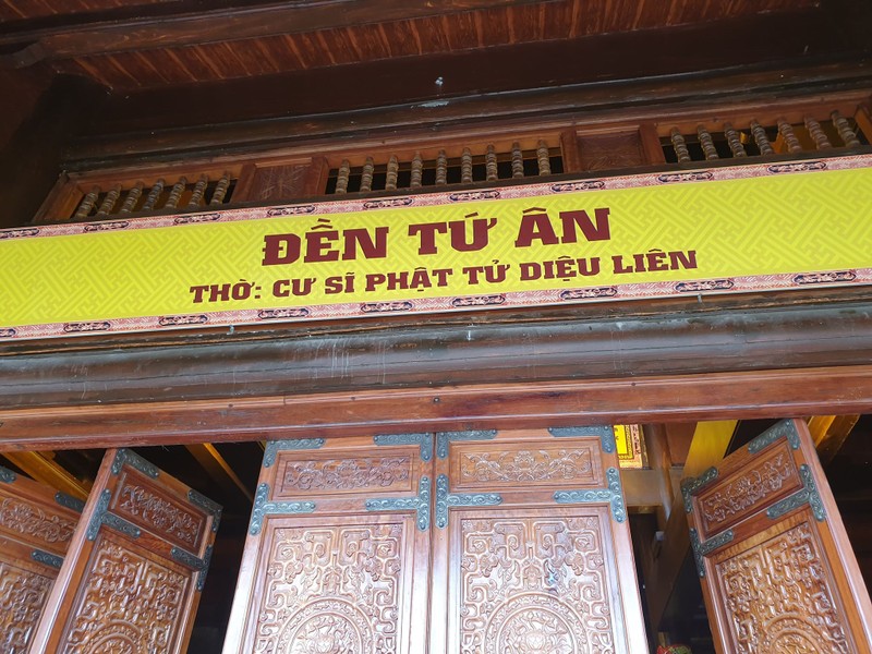 Dai gia Xuan Truong co “choi troi” khi dua vo vao tho den Tu An chua Tam Chuc?