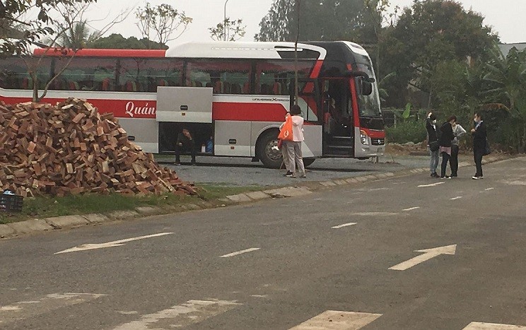 Diem dung nghi don khach quoc te moc giua khu dan cu, dan lo lang dich COVID-19-Hinh-2