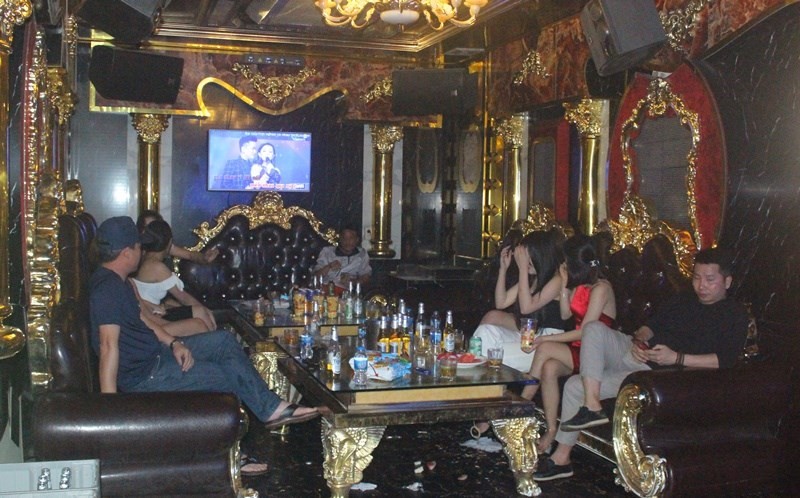 Hai Phong: Ky cam ket dung hoat dong, Karaoke Hung Tien van dieu nu nhan vien tiep khach-Hinh-2