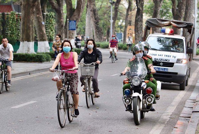 Cach ly xa hoi: Nguoi Ha Noi ra duong khong co viec can thiet… xu phat the nao?