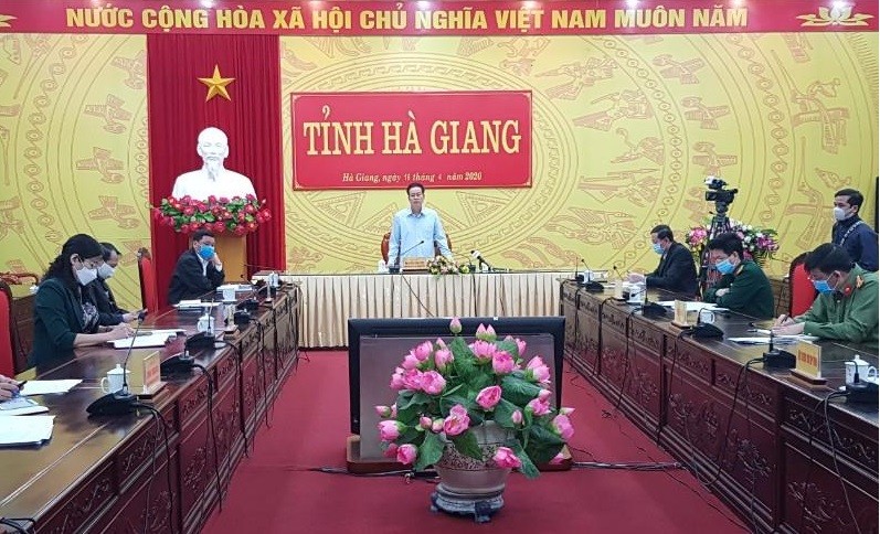 Ha Giang: Phong toa thon heo lanh sau khi co ca nhiem COVID-19 dau tien