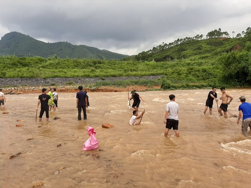 Vo dap thuy loi Dam Thin: Dan do xo xuong ho bat ca-Hinh-9