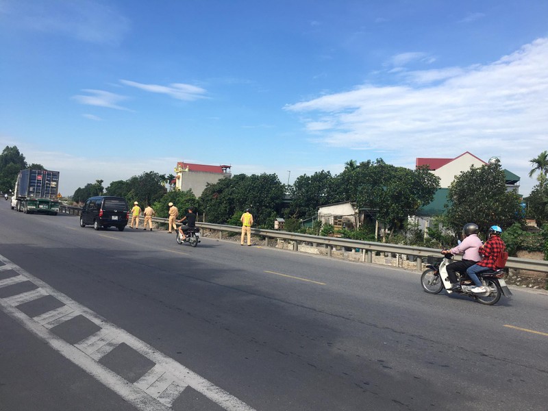 4 nguoi thuong vong khi xe ban tai va cham voi xe tai cho hang-Hinh-3