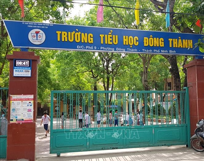 Hieu truong Tieu hoc Dong Thanh an tien tu bua an hoc sinh: Thoai hoa!