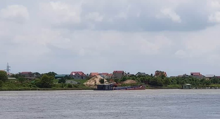 Hai Duong: Ben bai khong phep ngang nhien hoat dong, xe tai vo tu bang qua de-Hinh-4