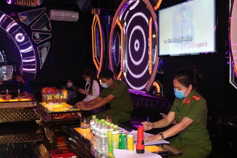 Hai Phong: Karaoke Le Hoang dieu tiep vien tiep khach giua “lenh cam” COVID-19