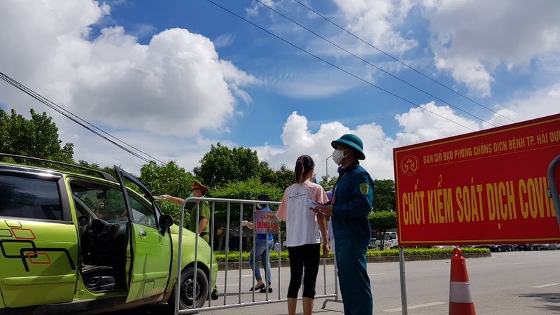 Hai Duong: Qua tai cac cua ngo thanh pho ngay dau nang cao muc do cach ly xa hoi-Hinh-16