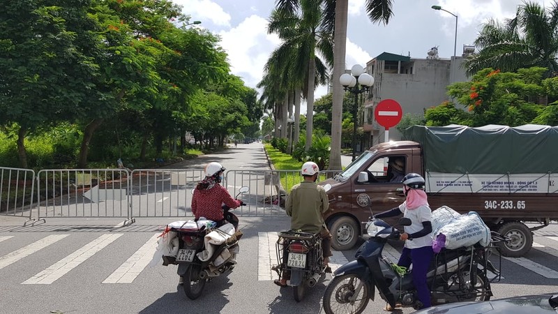 Hai Duong: Qua tai cac cua ngo thanh pho ngay dau nang cao muc do cach ly xa hoi-Hinh-26