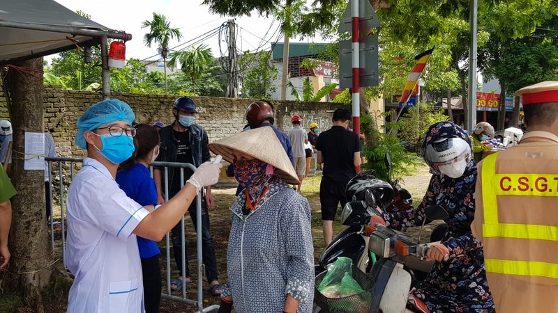 Hai Duong: Qua tai cac cua ngo thanh pho ngay dau nang cao muc do cach ly xa hoi-Hinh-7