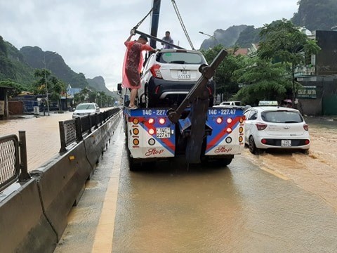 Mua lon keo dai, thanh pho Ha Long “chim” trong bien nuoc-Hinh-11