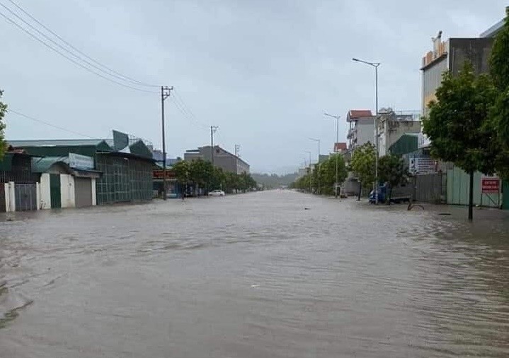 Mua lon keo dai, thanh pho Ha Long “chim” trong bien nuoc-Hinh-2