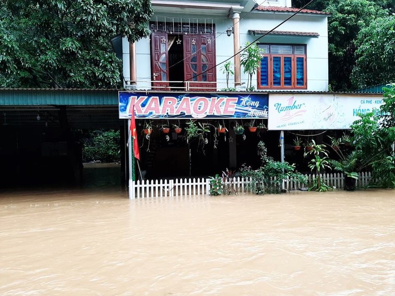 Mua lon keo dai, thanh pho Ha Long “chim” trong bien nuoc-Hinh-3