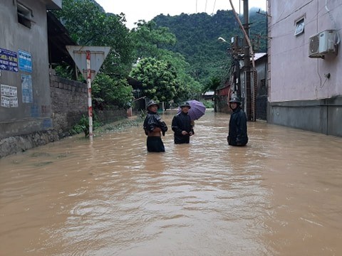 Mua lon keo dai, thanh pho Ha Long “chim” trong bien nuoc-Hinh-4