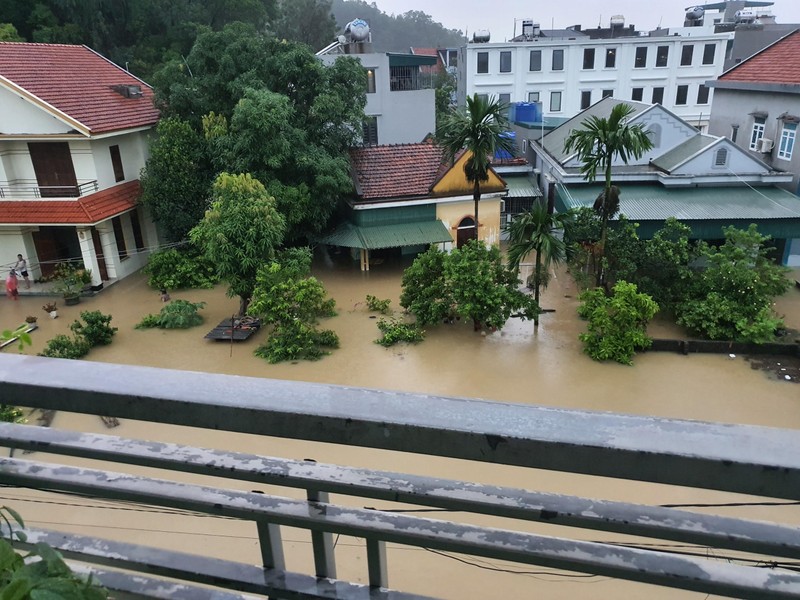 Mua lon keo dai, thanh pho Ha Long “chim” trong bien nuoc-Hinh-9