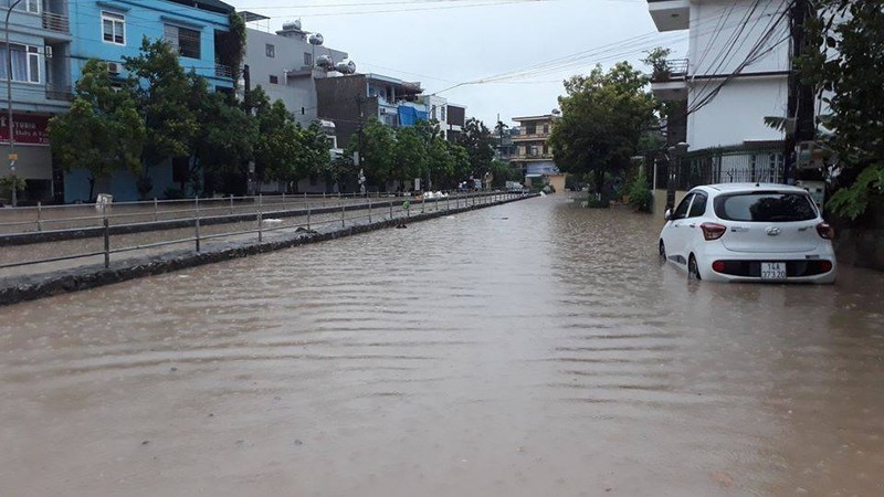 Mua lon keo dai, thanh pho Ha Long “chim” trong bien nuoc