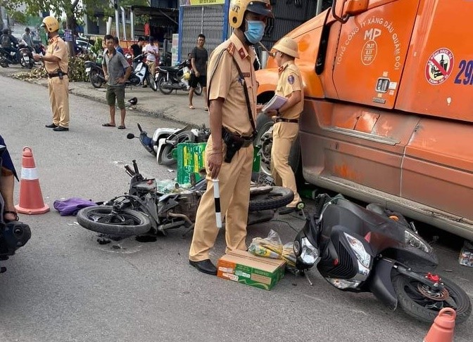 Hai Phong: Xe dau keo tong lien tiep 7 xe may, tieng la het that thanh-Hinh-3