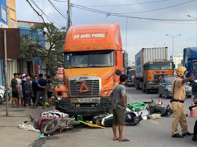 Hai Phong: Xe dau keo tong lien tiep 7 xe may, tieng la het that thanh