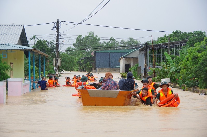 Mua lu lon mien Trung: Ap thap lai xuat hien, nguy co lu chong lu-Hinh-2